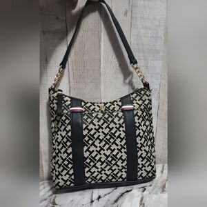 🪻NWOT Tommy Hilfiger Black & Cream Monogram Shoulder Bag w Gold Chain Accents🪻